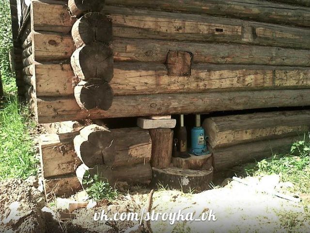 Как поднять загородный деревянный дом своими руками с помощью домкратов?